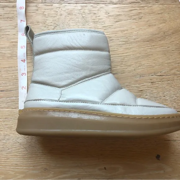 Moon Boots white size 6 leather new price firm!