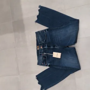 Mother The Insider High Waist Crop Step Chew Hem Jeans (Dancing on Coals)