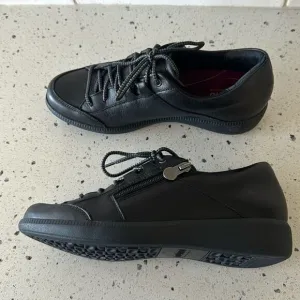 Munro Portia Women's Black Leather Zip Lace Up Comfortable Sneakers Sz 8 NARROW
