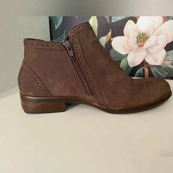 NAOT Nefasi boot in Coffee Bean Nubuck size 39