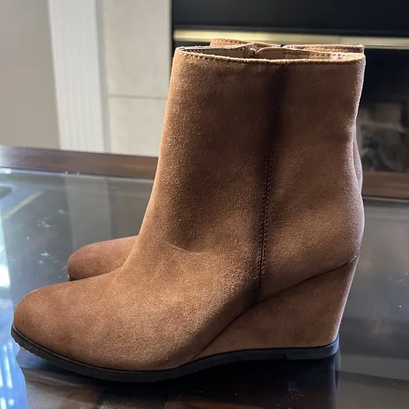 Naturalizer GARNET  Suede Wedge Booties IN Warm Oat Suede