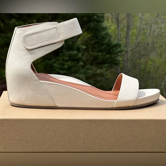Nearly NEW Gentle Souls Open Toe Cream Leather Wedge Casual Sandals