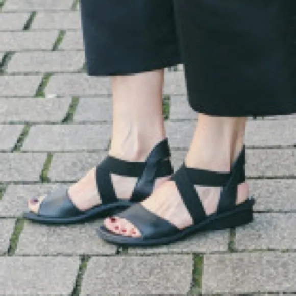 NEW ARCHE Womens Satia Sandals Strappy Low Crossed Strap Black Size 10