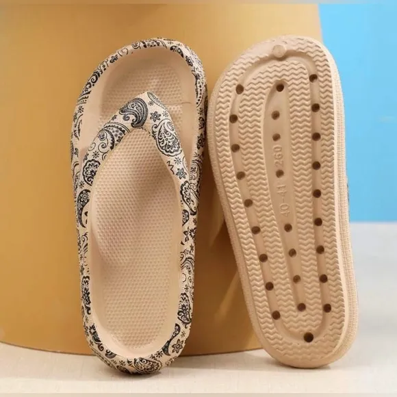 NEW ARRIVAL Paisley Print Women's Flip Flops