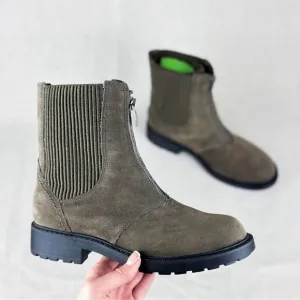 New CLARKS Women Suede Leather Chelsea Ankle Boots Orinoco 2Up olive green sz5.5