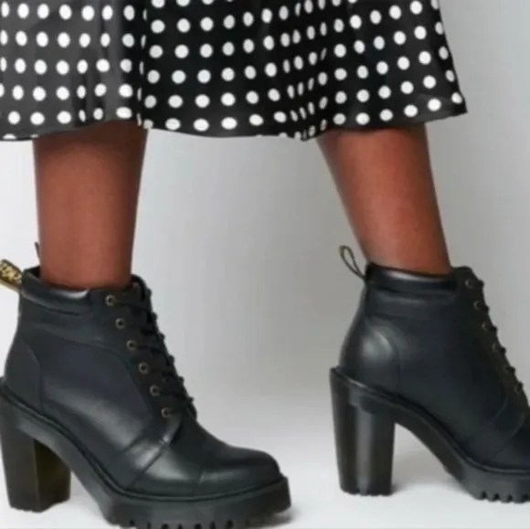 NEW DR. Martens AVERIL Womens Blk leather Boots sz 10