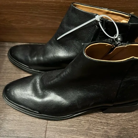 New! Franco Sarto Black Leather A-Nemi zip Booties Ankle Boot. Size 9