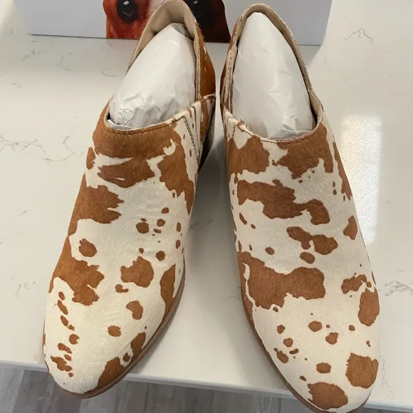 NEW Hush Puppies Women's Cream &amp; White Cow Print Flat and Loafer Shoes Size 8.5