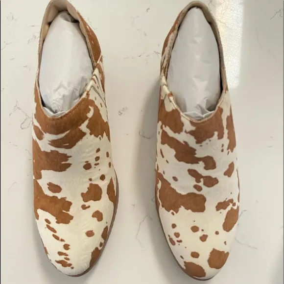NEW Hush Puppies Women's Cream &amp; White Cow Print Flat and Loafer Shoes Size 8.5