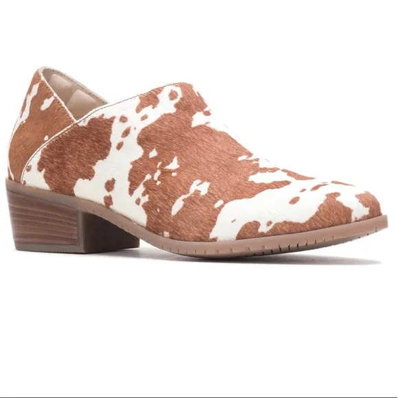 NEW Hush Puppies Women's Cream &amp; White Cow Print Flat and Loafer Shoes Size 8.5