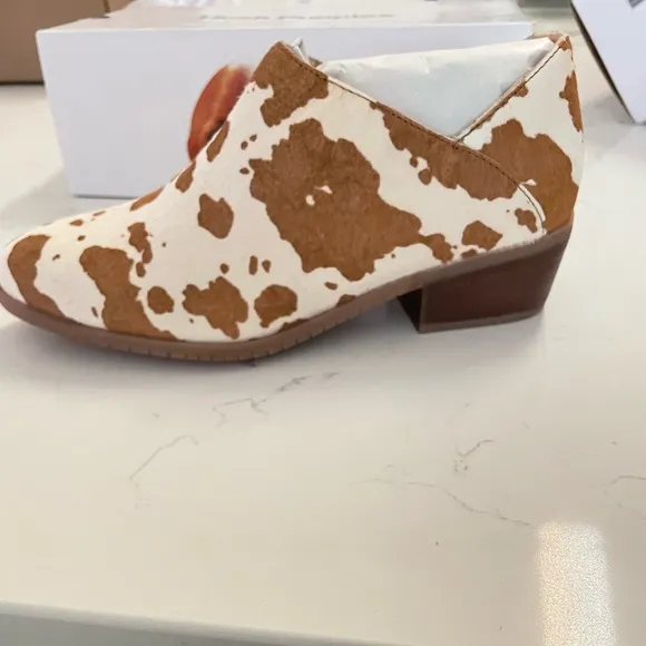 NEW Hush Puppies Women's Cream &amp; White Cow Print Flat and Loafer Shoes Size 8.5