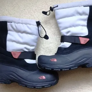 New in Box Boys North Face Powder Hound II Boots Size 7
