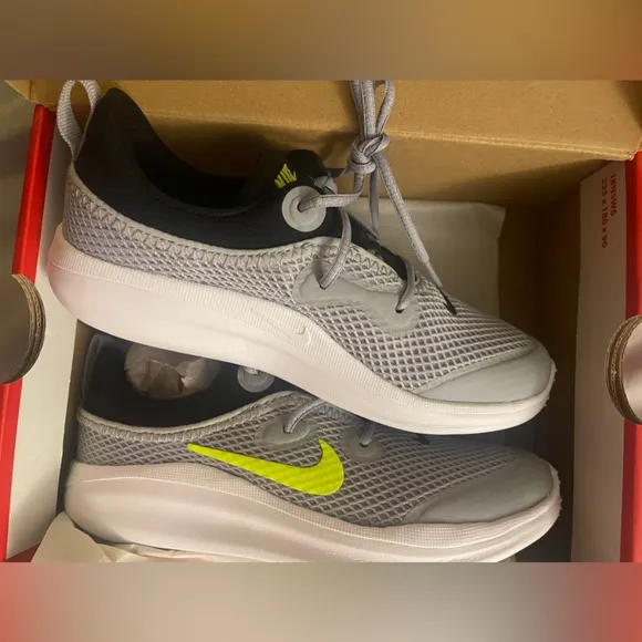 NEW! Nike wolf gray nike acmi running shoes for kids