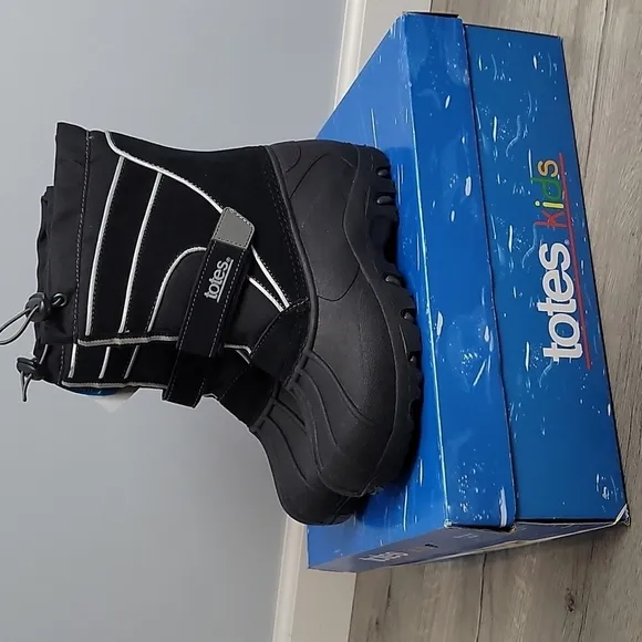 NEW TOTES Kids Boys Black WATERPROOF Winter Snow Boots size 4