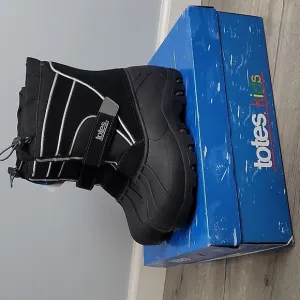 NEW TOTES Kids Boys Black WATERPROOF Winter Snow Boots size 4