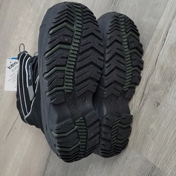 NEW TOTES Kids Boys Black WATERPROOF Winter Snow Boots size 4