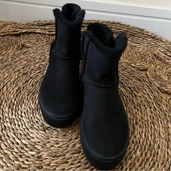 New UGG Aika Black Shearling Suede &amp; Wool Short Boots Size 7.5