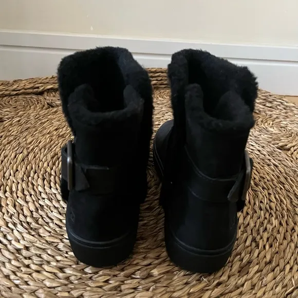 New UGG Aika Black Shearling Suede &amp; Wool Short Boots Size 7.5