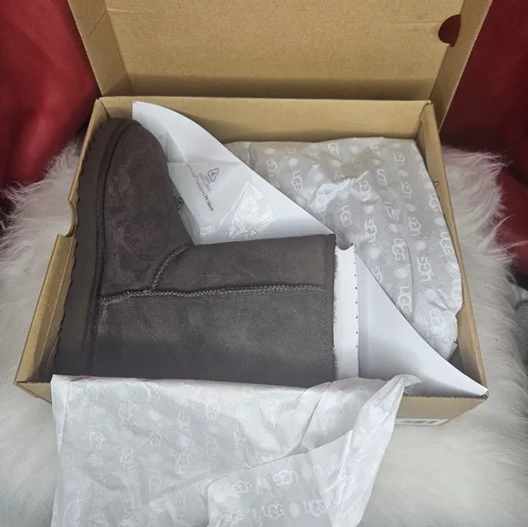 New UGG Classic Short 11 Boots Chocolate Women's Suede Boots Size 8