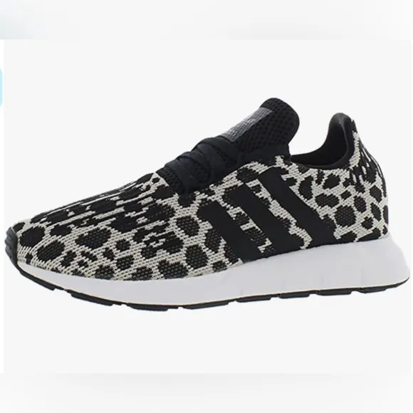 🐆NIB ADIDAS SWIFT RUN SHOES
