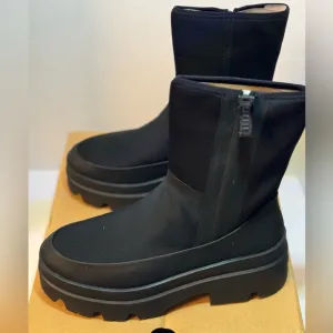 NIB UGG Women’s Brisbane Mid Boot in Black 9.5