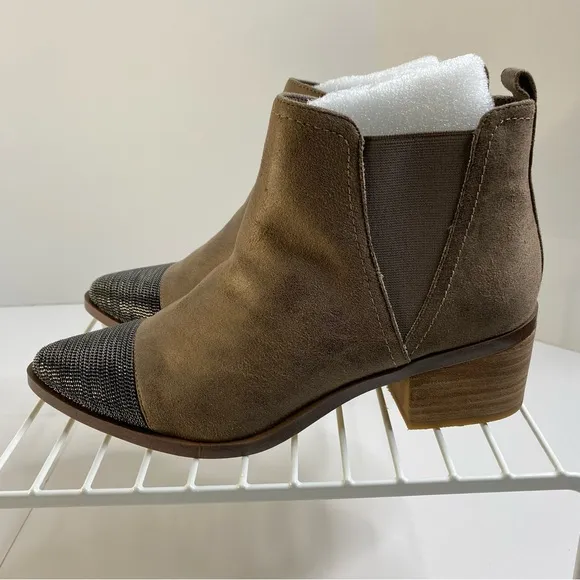 NIB Women’s Report Zerega Brown Silver Chain Pointed Toe Ankle Bootie’s Size 8.5