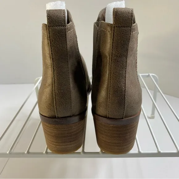 NIB Women’s Report Zerega Brown Silver Chain Pointed Toe Ankle Bootie’s Size 8.5