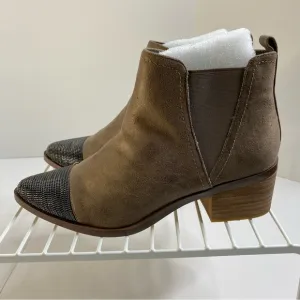 NIB Women’s Report Zerega Brown Silver Chain Pointed Toe Ankle Bootie’s Size 8.5
