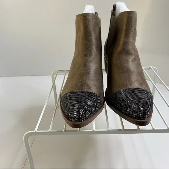 NIB Women’s Report Zerega Brown Silver Chain Pointed Toe Ankle Bootie’s Size 8.5