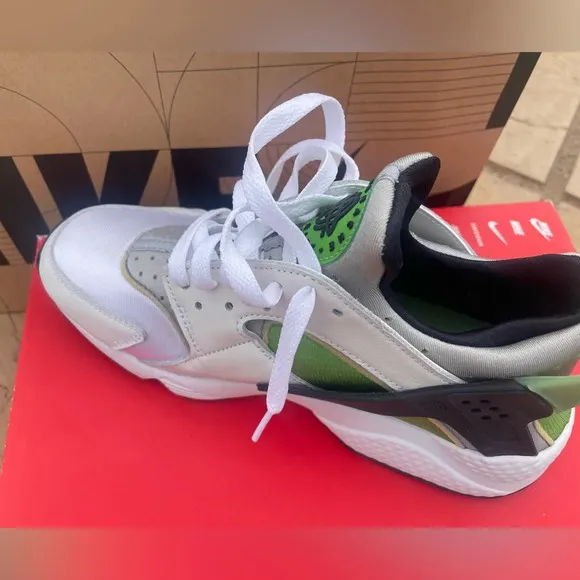 🆕Nike Air Huarache Women's Shoes Size 8.5 NIB White/Wolf Grey/Chlorophyll/Black