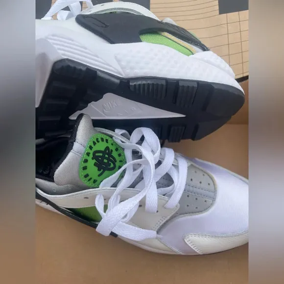 🆕Nike Air Huarache Women's Shoes Size 8.5 NIB White/Wolf Grey/Chlorophyll/Black