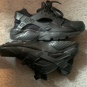 Nike Huarache Running shoes. Like new, w/o box. 100% authentic. Unisex.