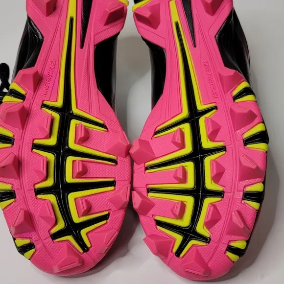 NIKE Pink and black Hyperdiamond FastFlex Softball/ soccer cleats shoes Size 1