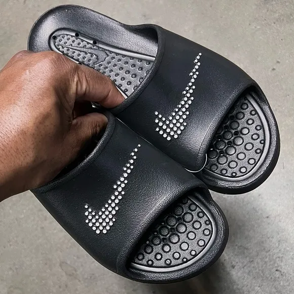 NIKE VICTORI ONE SHOWER SLIDE WHITE BLACK WATER PROOF WATERPROOF
