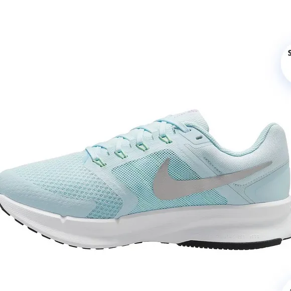 Nike Women’s run swift 3 in Glacier Blue/Metallic. Size 7.5 NWT in box.