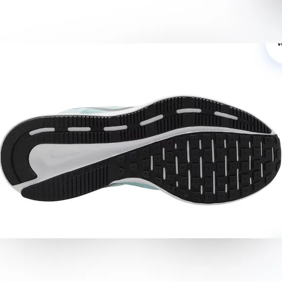 Nike Women’s run swift 3 in Glacier Blue/Metallic. Size 7.5 NWT in box.