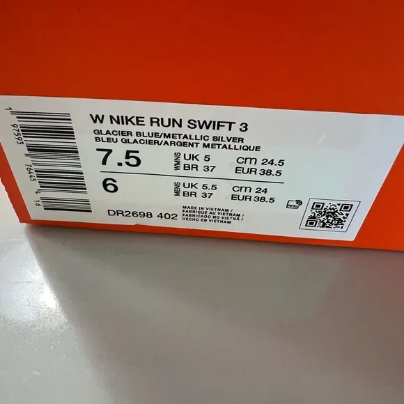 Nike Women’s run swift 3 in Glacier Blue/Metallic. Size 7.5 NWT in box.