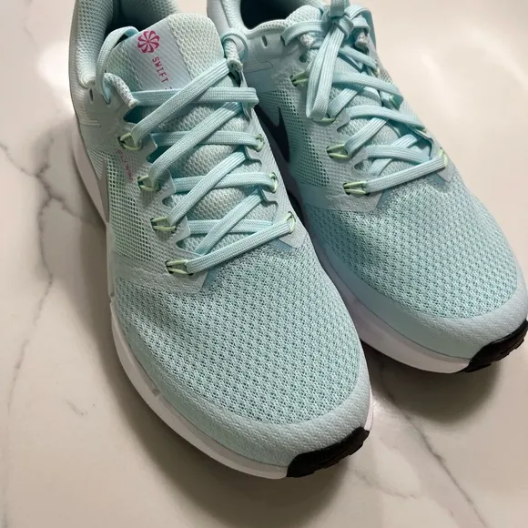 Nike Women’s run swift 3 in Glacier Blue/Metallic. Size 7.5 NWT in box.