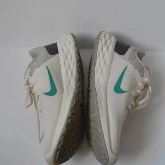 Nike Women’s Sz 7 White Sneakers Running Revolution 6 Next Nature Shoes