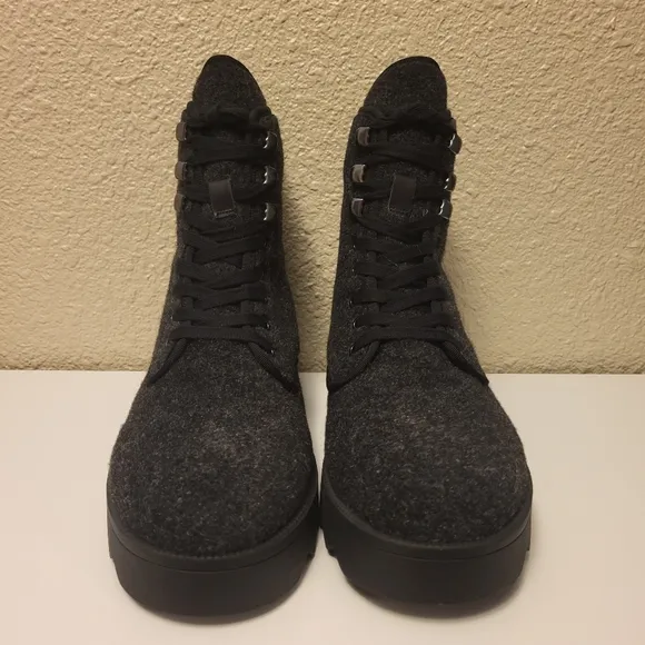 NWOB Aerosoles Charcoal Black Steph Sport Lace Up Boots Size 9