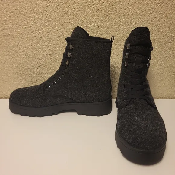 NWOB Aerosoles Charcoal Black Steph Sport Lace Up Boots Size 9