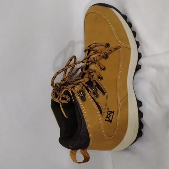 NWOB Avalanche Camel Steep Lace Up Hiking Boots Womens Size 7.5