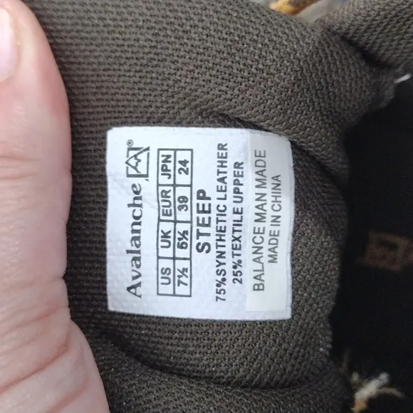 NWOB Avalanche Camel Steep Lace Up Hiking Boots Womens Size 7.5