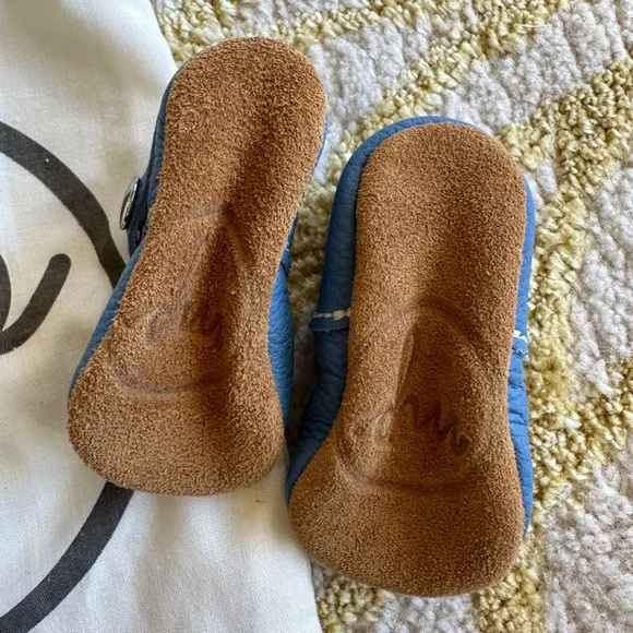 NWOT BACKYARD BLUE T-Straps Mon Petit Shoes Sz 1 Handmade Soft Soles Periwinkle‎