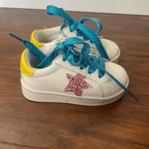 NWOT Lola   The Boys Pink Star sneakers with Blue Laces- Toddler size 5.5