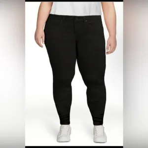 NWT Signature Levi’s Women's Black Jeggings size 37