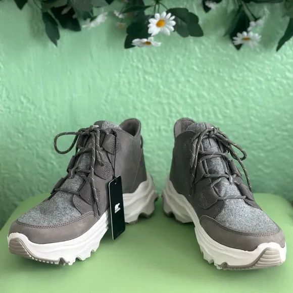 NWT SOREL Kinetic Breakthru Caribou Waterproof Boot in QUARRY SEA SALT sz 9.5