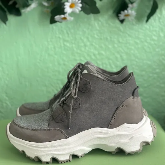 NWT SOREL Kinetic Breakthru Caribou Waterproof Boot in QUARRY SEA SALT sz 9.5
