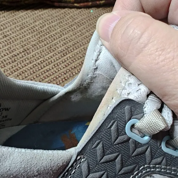 OluKai Wailuku Off White Gray Suede Mesh Comfort Sneakers Womens Sz 8 EUC