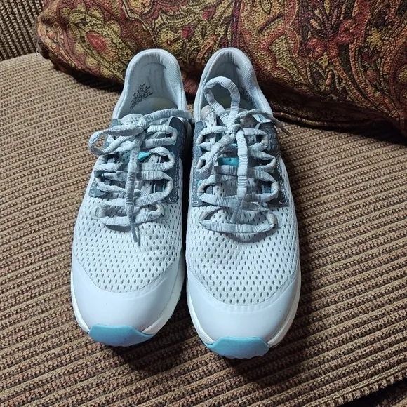 OluKai Wailuku Off White Gray Suede Mesh Comfort Sneakers Womens Sz 8 EUC